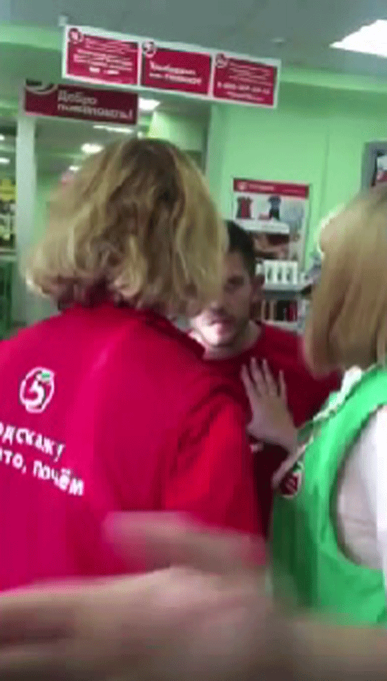 فيديو صادم.. شاب عنيف يلكم امرأة على وجهها عقب جدل بينهما صورة رقم 1