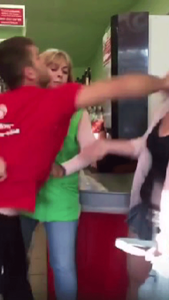 فيديو صادم.. شاب عنيف يلكم امرأة على وجهها عقب جدل بينهما صورة رقم 2