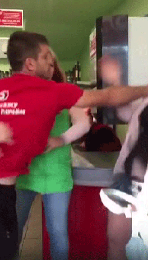 فيديو صادم.. شاب عنيف يلكم امرأة على وجهها عقب جدل بينهما صورة رقم 4