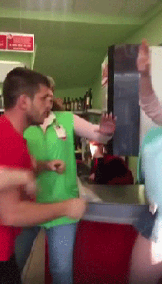 فيديو صادم.. شاب عنيف يلكم امرأة على وجهها عقب جدل بينهما صورة رقم 5