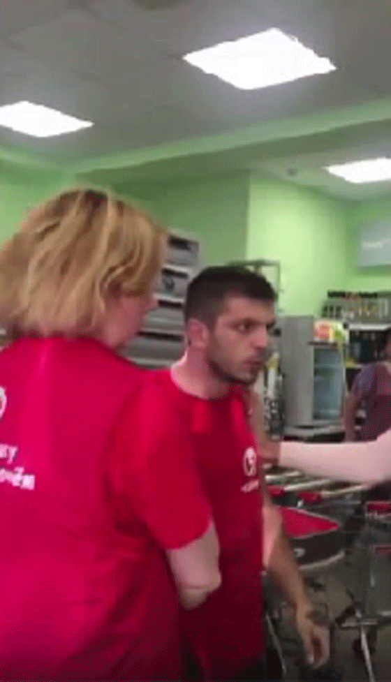 فيديو صادم.. شاب عنيف يلكم امرأة على وجهها عقب جدل بينهما صورة رقم 6