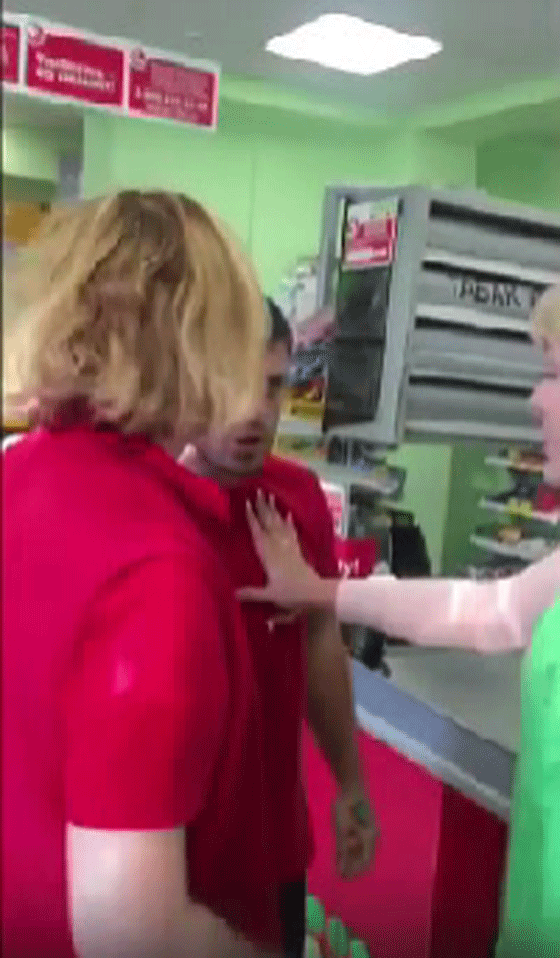 فيديو صادم.. شاب عنيف يلكم امرأة على وجهها عقب جدل بينهما صورة رقم 7