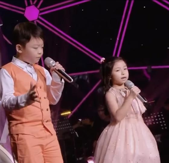 هكذا اشعل طفلان اسيويان مسرح برنامج المواهب وفيسبوك.. فيديو صورة رقم 2