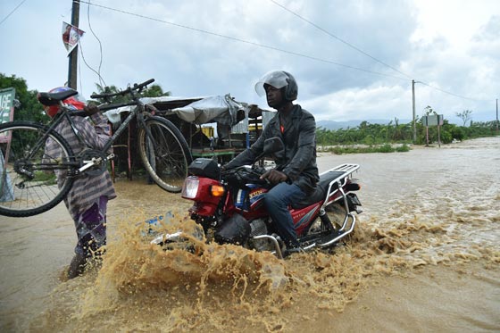بعد ان حصد ارواح المئات.. الاعصار ماثيو يوشك على اجتياح فلوريدا صورة رقم 20