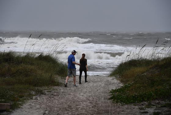 بعد ان حصد ارواح المئات.. الاعصار ماثيو يوشك على اجتياح فلوريدا صورة رقم 7