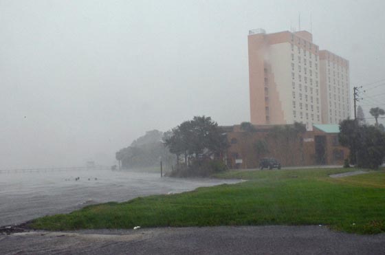 بعد ان حصد ارواح المئات.. الاعصار ماثيو يوشك على اجتياح فلوريدا صورة رقم 12