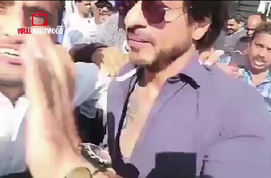 شاروخان فقد اعصابه عندما وضع احد المعجبين يده على كتفه! فيديو صورة رقم 3