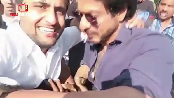 شاروخان فقد اعصابه عندما وضع احد المعجبين يده على كتفه! فيديو صورة رقم 2