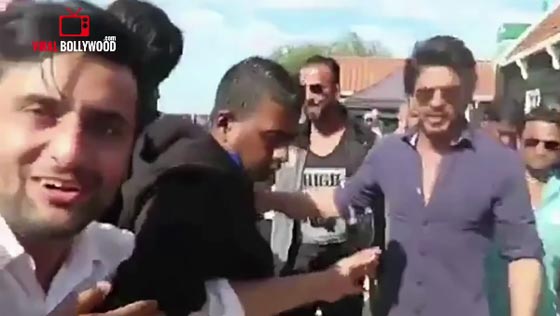 شاروخان فقد اعصابه عندما وضع احد المعجبين يده على كتفه! فيديو صورة رقم 1