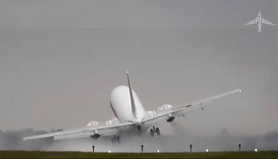  فيديو يحبس الانفاس لطائرة ركاب نجت من كارثة في مطار براغ صورة رقم 1