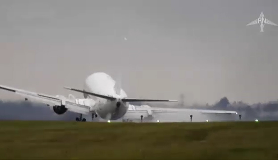  فيديو يحبس الانفاس لطائرة ركاب نجت من كارثة في مطار براغ صورة رقم 2