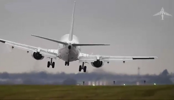  فيديو يحبس الانفاس لطائرة ركاب نجت من كارثة في مطار براغ صورة رقم 3