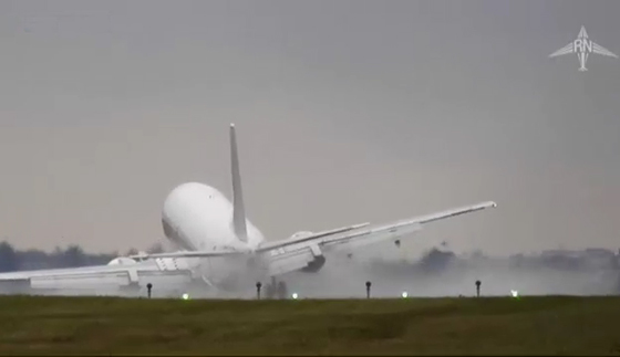  فيديو يحبس الانفاس لطائرة ركاب نجت من كارثة في مطار براغ صورة رقم 4