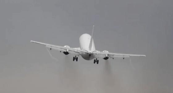  فيديو يحبس الانفاس لطائرة ركاب نجت من كارثة في مطار براغ صورة رقم 6