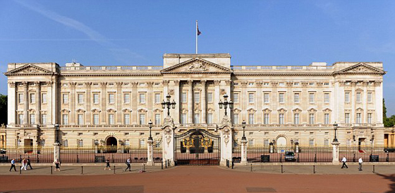 الشرطة البريطانية تعتقل رجلا قام بتسلق بوابة قصر بكنغهام صورة رقم 1