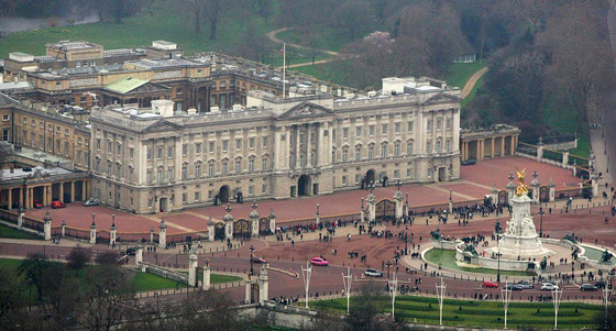 الشرطة البريطانية تعتقل رجلا قام بتسلق بوابة قصر بكنغهام صورة رقم 4