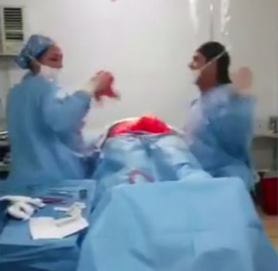 فيديو صادم.. طبيب يرقص فرحا وهو يشق بطن مريض في غرفة العمليات صورة رقم 3