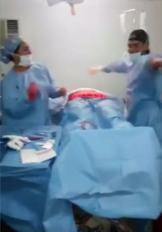 فيديو صادم.. طبيب يرقص فرحا وهو يشق بطن مريض في غرفة العمليات صورة رقم 4