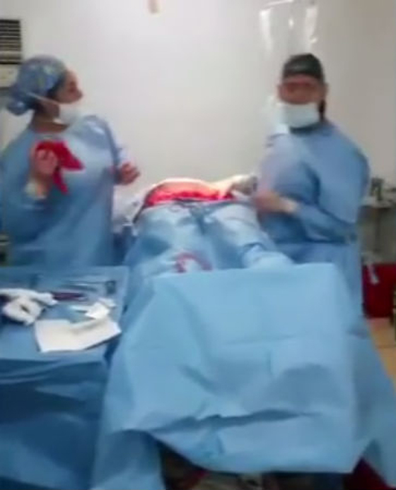 فيديو صادم.. طبيب يرقص فرحا وهو يشق بطن مريض في غرفة العمليات صورة رقم 5