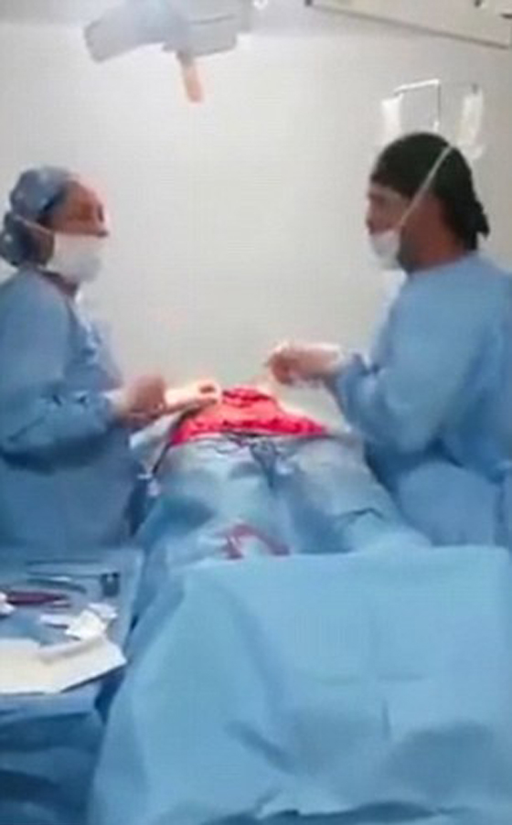 فيديو صادم.. طبيب يرقص فرحا وهو يشق بطن مريض في غرفة العمليات صورة رقم 6