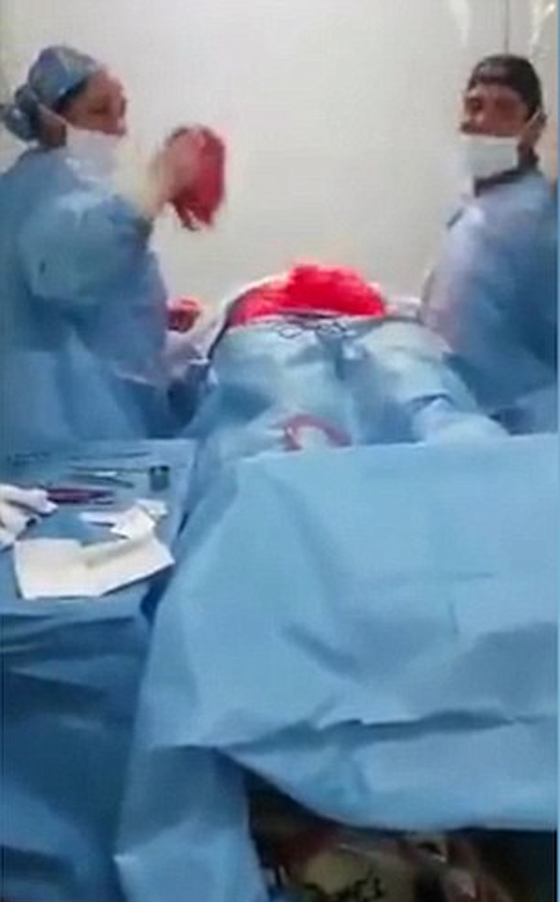 فيديو صادم.. طبيب يرقص فرحا وهو يشق بطن مريض في غرفة العمليات صورة رقم 7