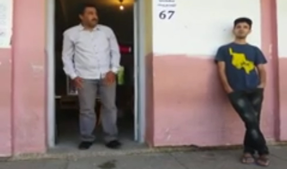 فيديو يوثق عملية تزوير ودس اوراق تصويت في صندوق انتخاب بالمغرب صورة رقم 3