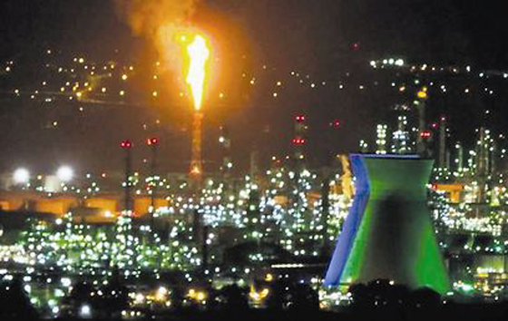 انفجار في معامل تكرير البترول بخليج حيفا يتسبب بحريق هائل.. فيديو صورة رقم 4