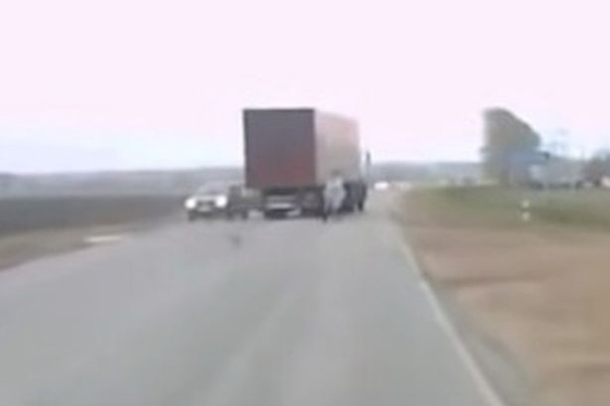 رجل ينجو من الموت المحقق لدى انحراف شاحنة عن الطريق.. فيديو صورة رقم 1