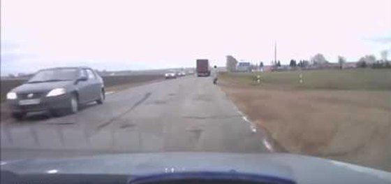 رجل ينجو من الموت المحقق لدى انحراف شاحنة عن الطريق.. فيديو صورة رقم 4