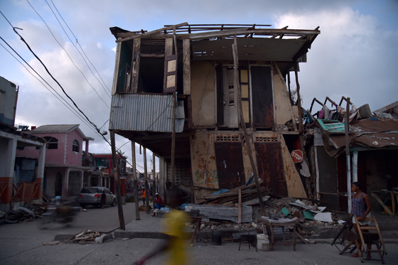 ارتفاع حصيلة ضحايا اعصار ماثيو الى 850 واجلاء الالاف من فلوريدا صورة رقم 1