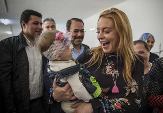 ليندسي لوهان بالحجاب في عنتاب.. زيارة الى معسكر اللاجئين! صور صورة رقم 5
