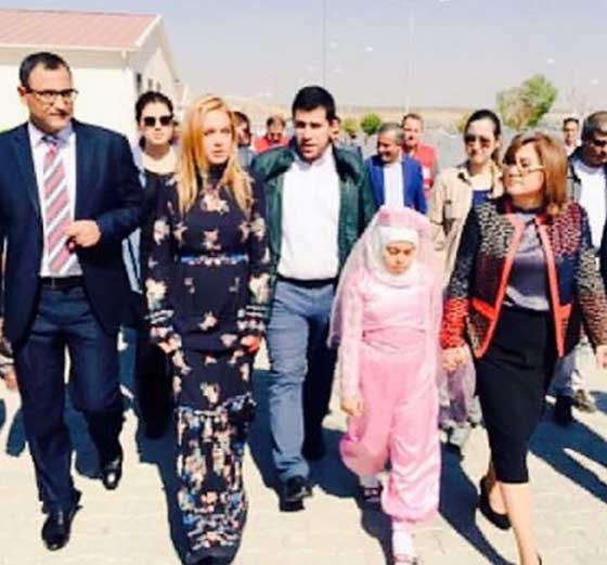 ليندسي لوهان بالحجاب في عنتاب.. زيارة الى معسكر اللاجئين! صور صورة رقم 8