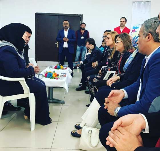 ليندسي لوهان بالحجاب في عنتاب.. زيارة الى معسكر اللاجئين! صور صورة رقم 9