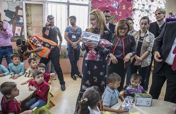 ليندسي لوهان بالحجاب في عنتاب.. زيارة الى معسكر اللاجئين! صور صورة رقم 7