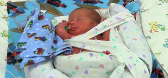 امرأة في الستين تصبح اما لاول مرة بعد ولادة توأم بتلقيح اصطناعي صورة رقم 2