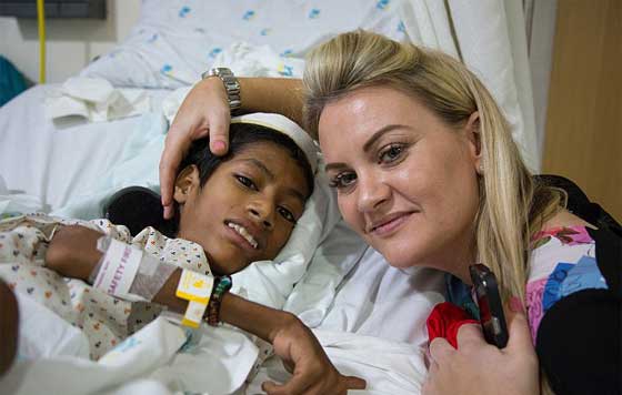 متبرعة بريطانية تنقذ الطفل صاحب الرقبة الملتوية ليعيش حياة طبيعية صورة رقم 3