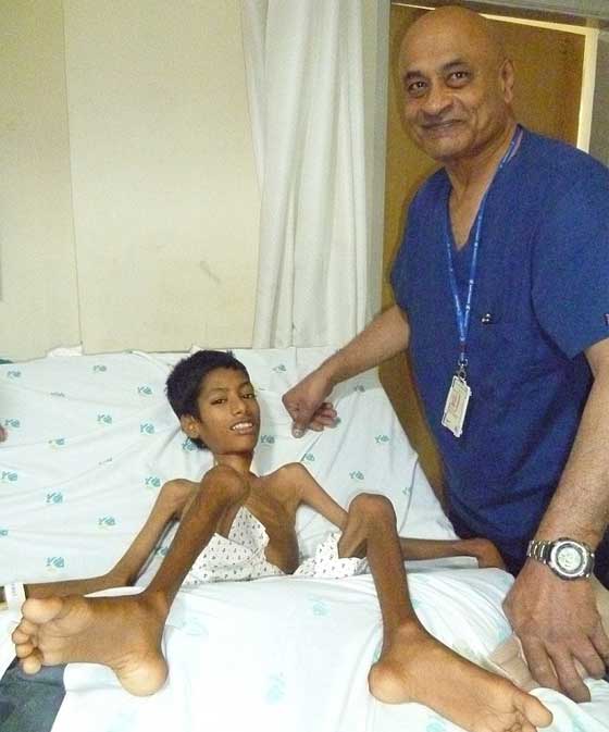 متبرعة بريطانية تنقذ الطفل صاحب الرقبة الملتوية ليعيش حياة طبيعية صورة رقم 2