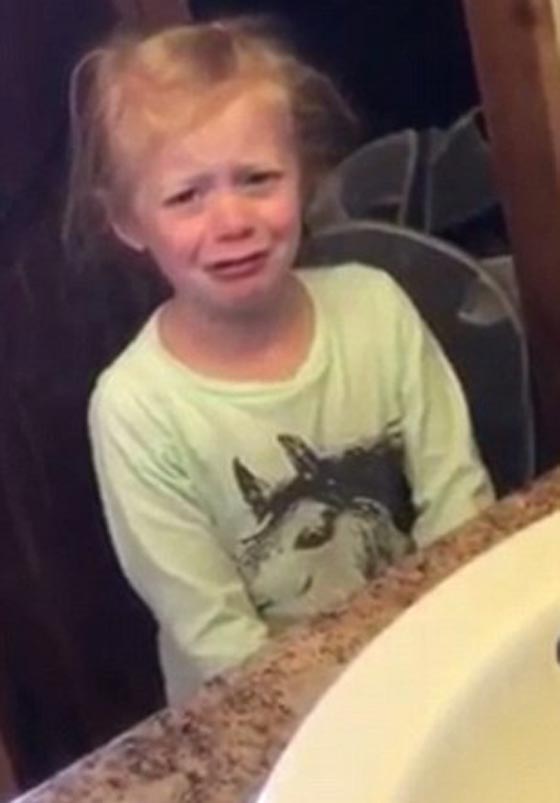 فيديو مضحك: طفلة تبكي وتصاب بنوبة غضب بسبب شعرها  المنكوش  صورة رقم 1