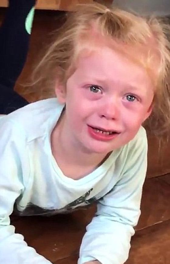 فيديو مضحك: طفلة تبكي وتصاب بنوبة غضب بسبب شعرها  المنكوش  صورة رقم 2