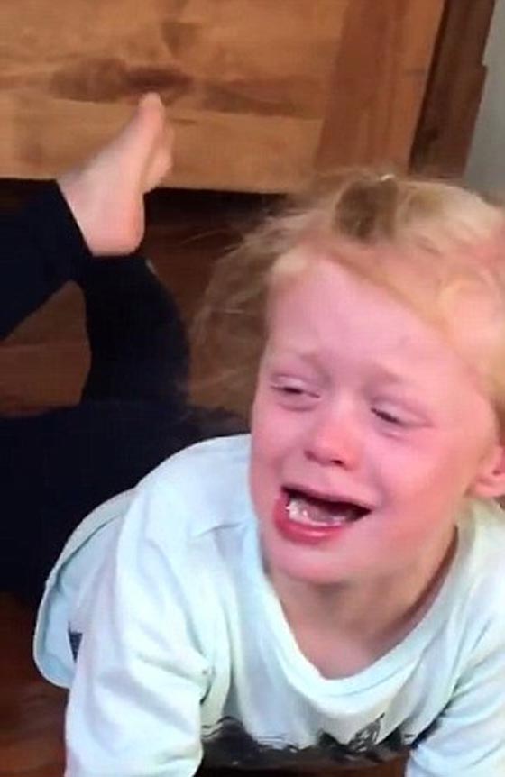 فيديو مضحك: طفلة تبكي وتصاب بنوبة غضب بسبب شعرها  المنكوش  صورة رقم 3