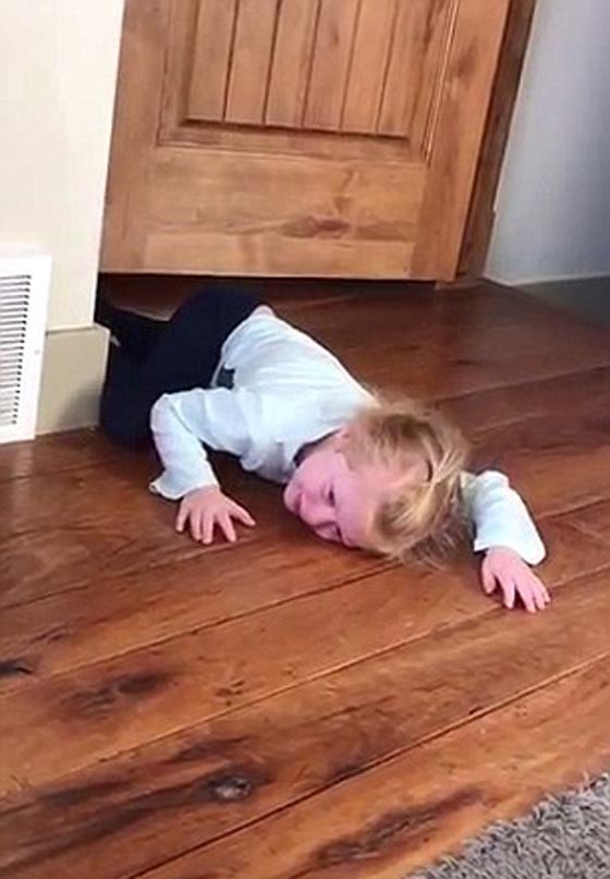 فيديو مضحك: طفلة تبكي وتصاب بنوبة غضب بسبب شعرها  المنكوش  صورة رقم 4