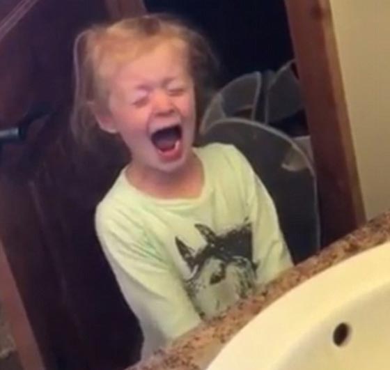 فيديو مضحك: طفلة تبكي وتصاب بنوبة غضب بسبب شعرها  المنكوش  صورة رقم 6