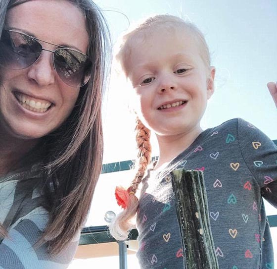 فيديو مضحك: طفلة تبكي وتصاب بنوبة غضب بسبب شعرها  المنكوش  صورة رقم 8