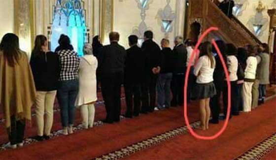 ممنوع السجود.. صورة شابة تصلي في مسجد بتنورة ميني تثير جدلا صورة رقم 1 ممنوع السجود.. صورة شابة تصلي في مسجد بتنورة ميني تثير جدلا صورة رقم 1