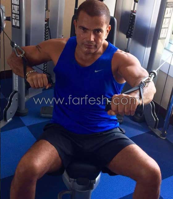 فيديو عمرو دياب يمارس الرياضة ويحتفل بعيد ميلاده الـ55 في الجيم  صورة رقم 7