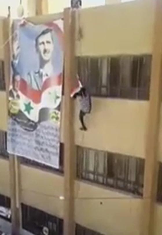 فيديو قاتل: استعراض مميت لأحد أنصار الأسد لم يكتمل كما كان مخططا له صورة رقم 3