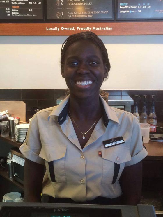   مقهى استرالي يرفض عنصرية زبون ضد موظفة سوداء ويقوم بترقيتها! صورة رقم 6