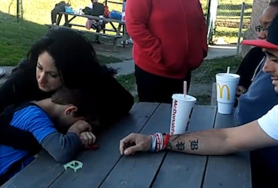 فيديو مؤثر:طفل ينفجر بالبكاء لوفاة أمه بجرعة هيروين زائدة صورة رقم 3 فيديو مؤثر:طفل ينفجر بالبكاء لوفاة أمه بجرعة هيروين زائدة صورة رقم 3