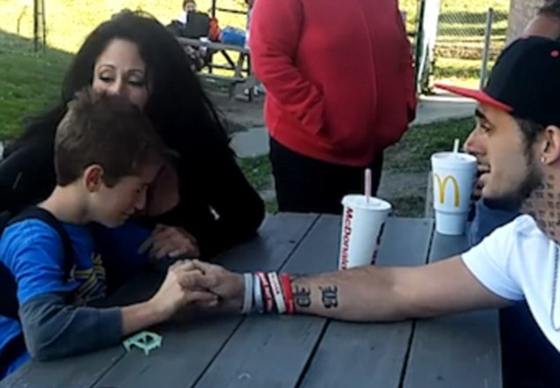 فيديو مؤثر:طفل ينفجر بالبكاء لوفاة أمه بجرعة هيروين زائدة صورة رقم 2 فيديو مؤثر:طفل ينفجر بالبكاء لوفاة أمه بجرعة هيروين زائدة صورة رقم 2