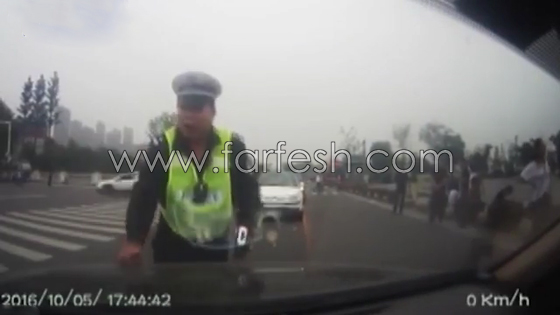 فيديو صادم: سائق صيني مخمور يسحب رجل شرطة معلق بغطاء السيار الامامي! صورة رقم 2